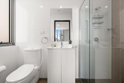 悉尼Central 2-Bed with Parking & Stunning Views的白色的浴室设有卫生间和水槽。