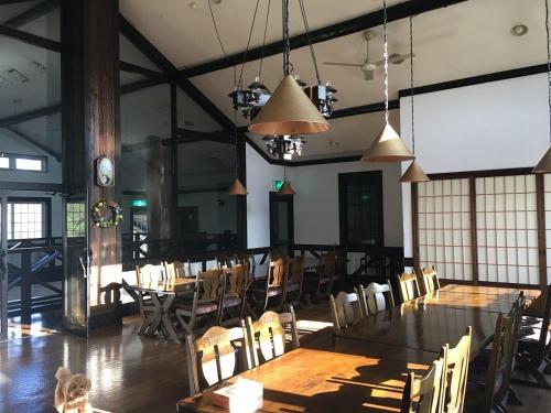 南鱼沼市Koguriyama Sanso - Vacation STAY 43377v的用餐室配有木桌和椅子