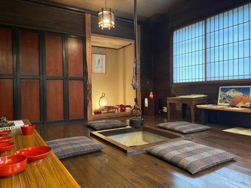 南鱼沼市Koguriyama Sanso - Vacation STAY 14530v的一间带桌子的客厅和一间带