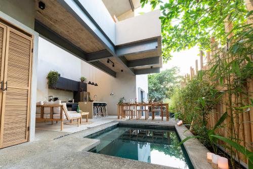 圣塔特蕾莎海滩Alma Tropical - 4 Unit Luxury Villa Experience Santa Teresa的一座房子后院的室内游泳池