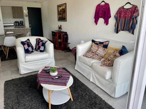 Villa NuevaApartamento cómodo y exclusivo的客厅配有2张白色沙发和1张桌子