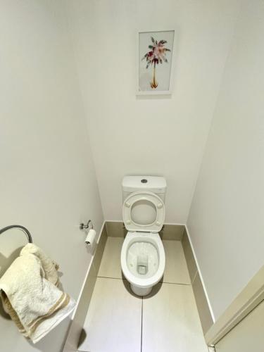 Minimalist room in Bonython Not Entire Unit的一间浴室