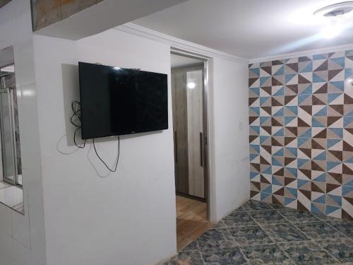 孔塔任Casa simples e aconchegante / Banho quente的墙上的平面电视