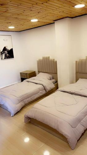 卡拉克شاليه نايا的客房内的两张床拼在一起。