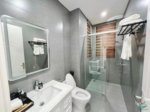 Royal Beach Villa Sonasea Vân Đồn Quảng Ninh的带淋浴、卫生间和盥洗盆的浴室