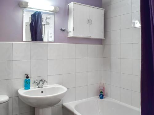 米德尔威奇Hopley House的白色的浴室设有水槽和镜子