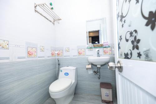 归仁Khách sạn Ciao Quy Nhơn的一间带卫生间和水槽的浴室