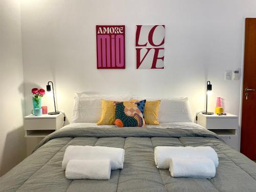 布宜诺斯艾利斯Alfonsina Hostel的一间卧室配有一张大床和两个枕头