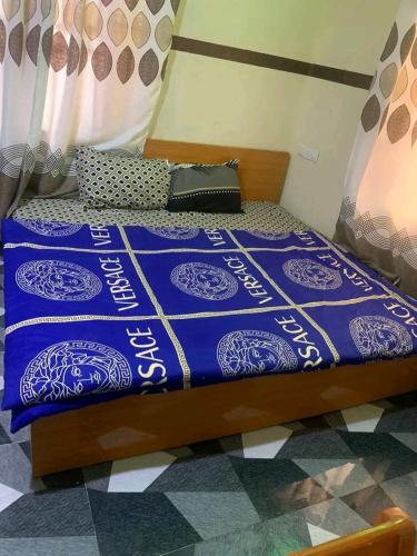 伊巴丹AMIGOS HOTEL的床上有蓝色的被子