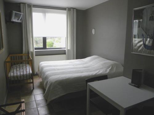 奥纲赖泽阿瓦隆酒店的一间小卧室,配有床和窗户