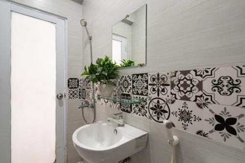 胡志明市Maison Bùi Viện的一间带水槽和镜子的浴室