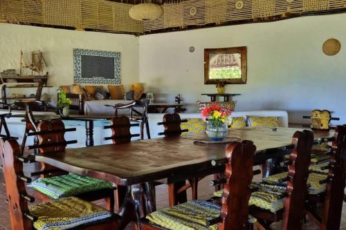 MsambweniSansuri Beach House的客厅配有木桌和椅子