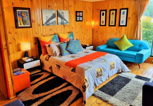 瓜塔维塔El Remanso Guatavita - Casa Campestre Completa的一间卧室配有一张床和一张蓝色椅子