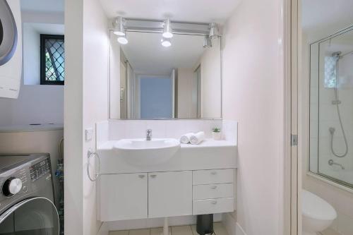 布里斯班Centro at Toowong - Modern Spacious Living with Pool的白色的浴室设有水槽和镜子