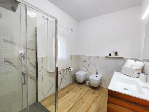 切塔尔多Tuscany Hills La Veduta的带淋浴、卫生间和盥洗盆的浴室