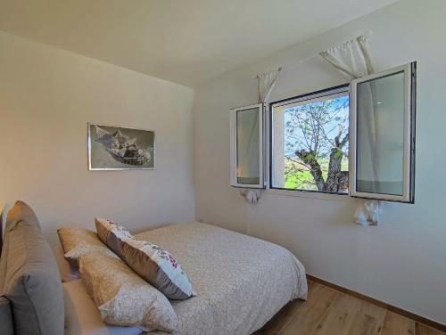 切塔尔多Tuscany Hills La Veduta的一间卧室设有一张床和一个窗口