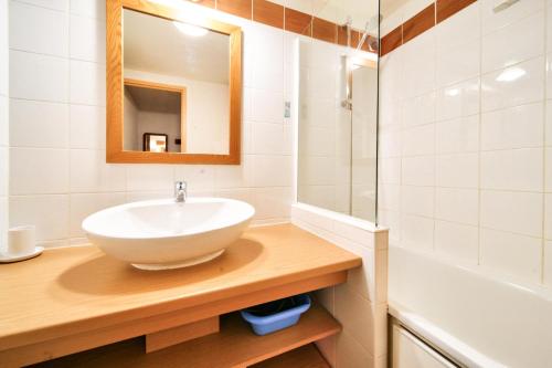拉普拉尼马孔Résidence Plagne Lauze - maeva Home - Appartement 3 pièces 6 personnes - S 674的浴室配有盥洗盆、镜子和浴缸