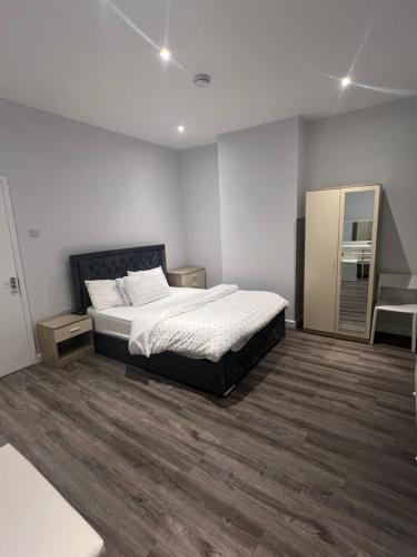 北安普敦Spencer bridge Rooms by AFL的一间卧室配有一张床和镜子