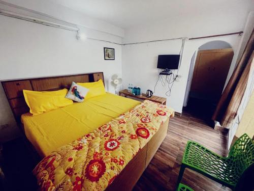 穆索里The Himalaya Retreat Resort, Experience Nature in the Lap of Himalayas的一间卧室配有黄色的床和椅子
