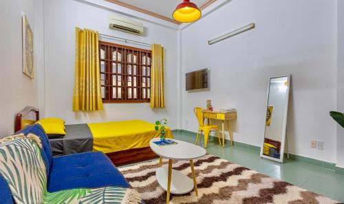 胡志明市Feli Home 1 - Close to Landmark 81的一间卧室配有一张黄色的床和一张桌子