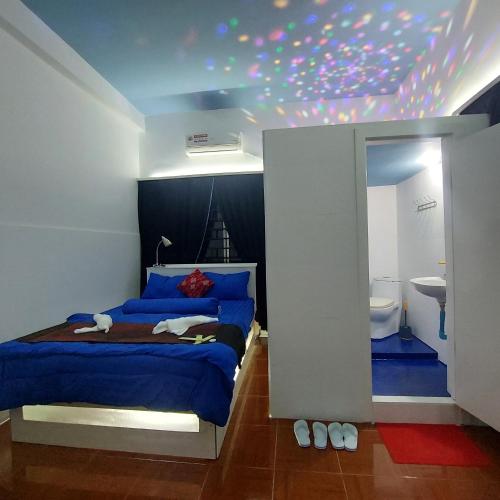 贡布Villa Tropica的一间卧室配有一张床,浴室设有卫生间