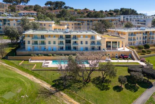 比奥Nemea Appart Hotel Green Side Biot Sophia Antipolis的享有带游泳池的大房子的空中景致
