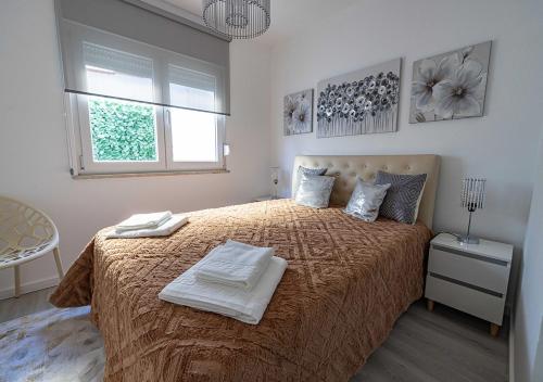 科武港Casa Sol e Areia Villa Eira Nova的一间卧室设有一张大床和一个窗户。