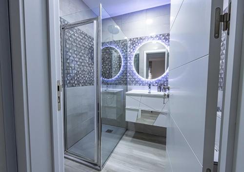 科武港Casa Sol e Areia Villa Eira Nova的带淋浴、盥洗盆和镜子的浴室