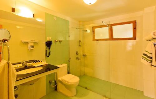 TangtseMartsemik Camping & Resort Shachukul的浴室配有卫生间、盥洗盆和淋浴。