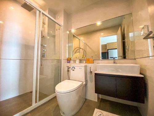 曼那LUCKY HOME SAMRONG的浴室配有卫生间、盥洗盆和淋浴。