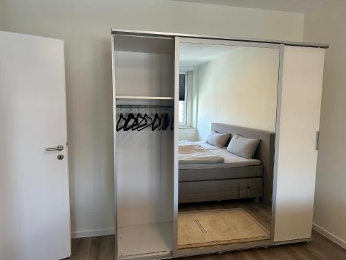 卡塞尔Ferienwohnung Kassel City的卧室内带镜子的衣柜和一张床