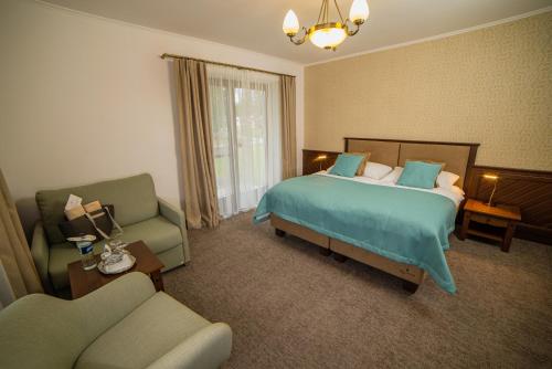 特尔斯泰纳奥拉瓦树林花园度假酒店的酒店客房,配有床和沙发