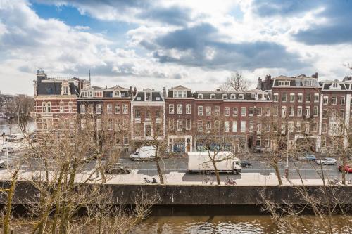 阿姆斯特丹Amstel Corner Hotel的享有一座带桥梁和建筑的城市美景