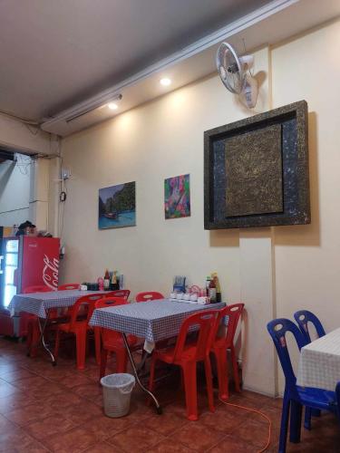 万象Mabuhay Guest House的一间带桌椅和风扇的餐厅