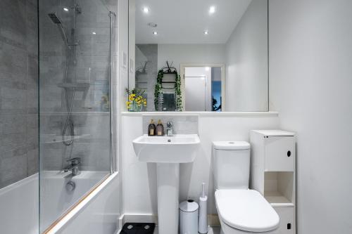 伦敦Charming 1-Bed Apartment in London的浴室配有卫生间、盥洗盆和淋浴。