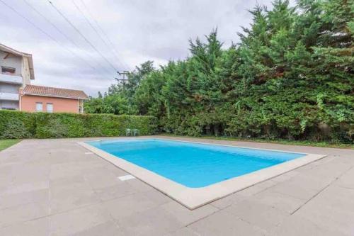 图卢兹*T2*Vue Garonne*Piscine*Garage*的庭院里的一个蓝色海水游泳池