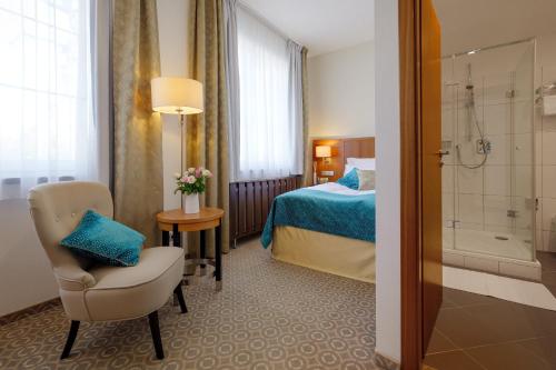 布拉格Hotel Silenzio的一间酒店客房 - 带一张床和一间浴室