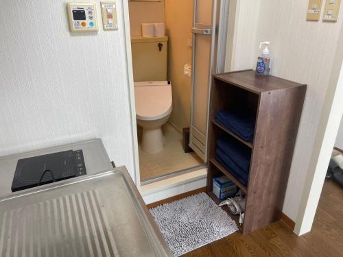 高松OKAERI築地町的一间带卫生间和镜子的小浴室