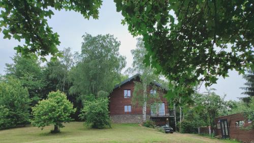 萨拉热窝Šumarak Lodge的一座树木繁茂的院子中的房子