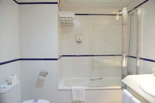 巴埃萨TRH城德巴埃萨酒店的带淋浴、卫生间和盥洗盆的浴室