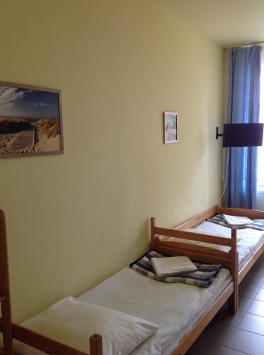 德兹维济诺Ośrodek Wczasowy Akacja的带窗户的客房内设有两张单人床。