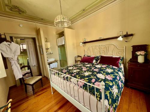圣费德勒·因特尔维Villa il Maiale Bianco B&B的一间卧室配有一张带花卉床罩的床