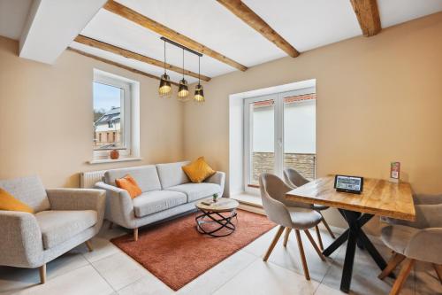萨勒河畔瑙姆堡Apartmenthaus Schlag的客厅配有沙发和桌子