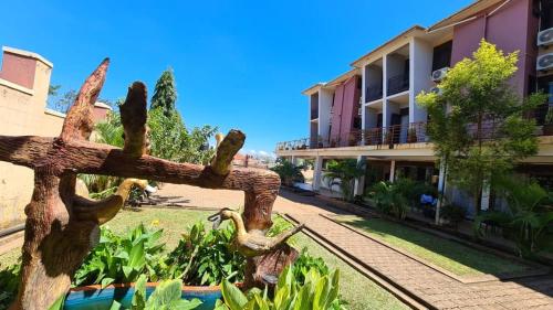 MbaleMountain Inn Hotel的享有大楼庭院的景色