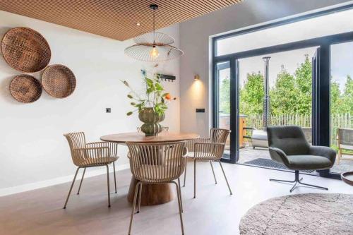 KapelleCasa Fico, luxe huisje met hottub én kamado的一间带桌椅和玻璃门的用餐室