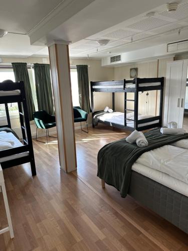 萨普斯堡Tune Hotell Sarpsborg的一间带两张双层床的卧室和一间客厅