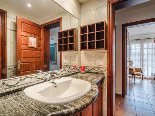 圣米格尔德阿沃纳Bungalow Fairway Village in Golf del Sur的客房内的白色盥洗盆浴室