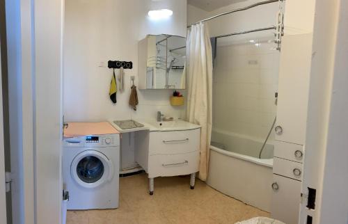 圣吉欧梅斯【Vitry-sur-Seine】 Appartements confortables de 2 chambres et 1 salon à louer的一间带洗衣机和洗衣机的浴室