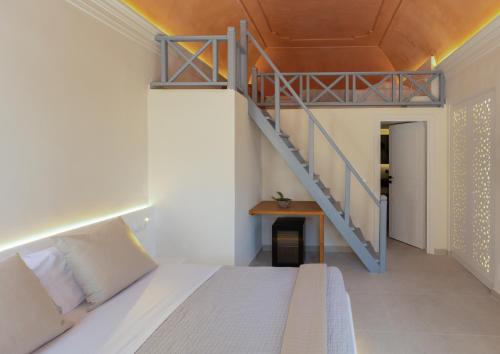 费拉基克拉多尼西亚传统公寓的一间卧室设有一张床和一个楼梯