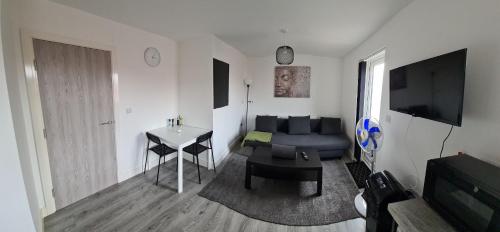 拉夫堡SAV Apartments Nottingham Road Loughborough - 1 Bed Flat的客厅配有沙发和桌子
